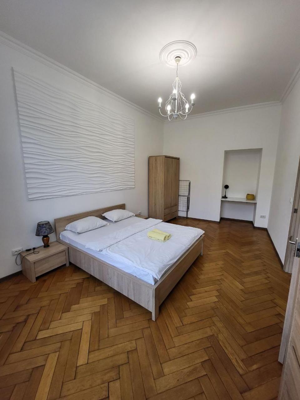 Apartamenty On Knyazya Romana Lviv Exterior photo